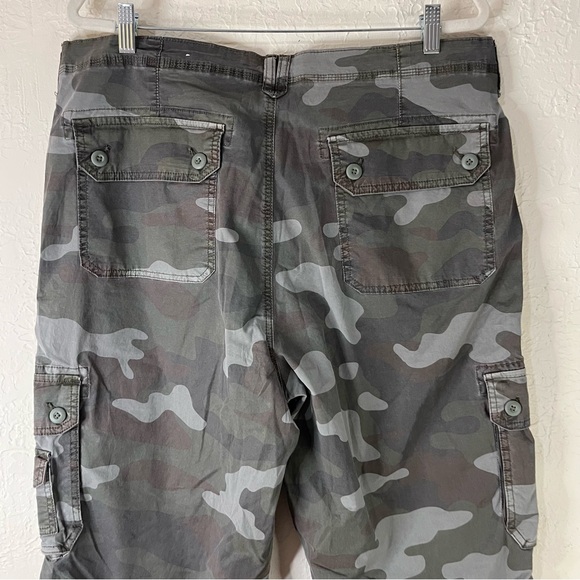 American Eagle Stretch Convertible Baggy Cargo Jogger in Camo - Picture 10 of 13